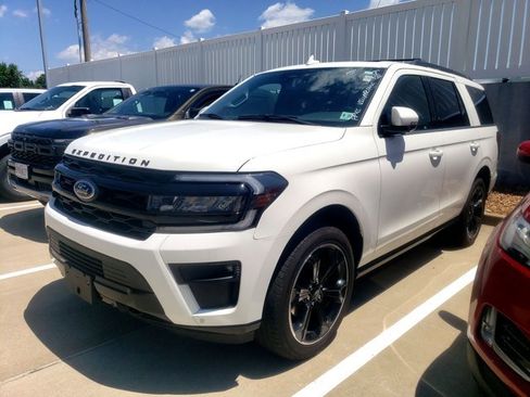 Certified 2022 Ford Expedition Limited image 3