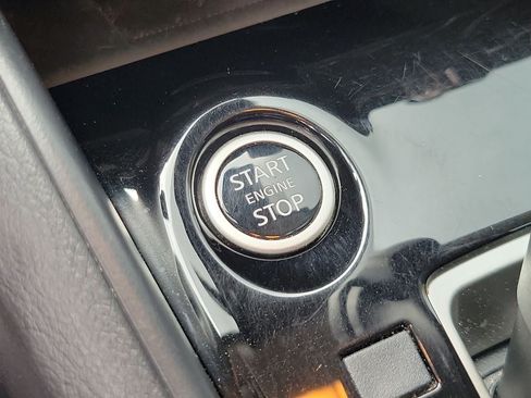 Used 2025 Nissan Versa SV FWD image 27