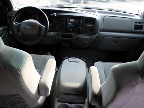 Used 2002 Ford Excursion XLT image 17