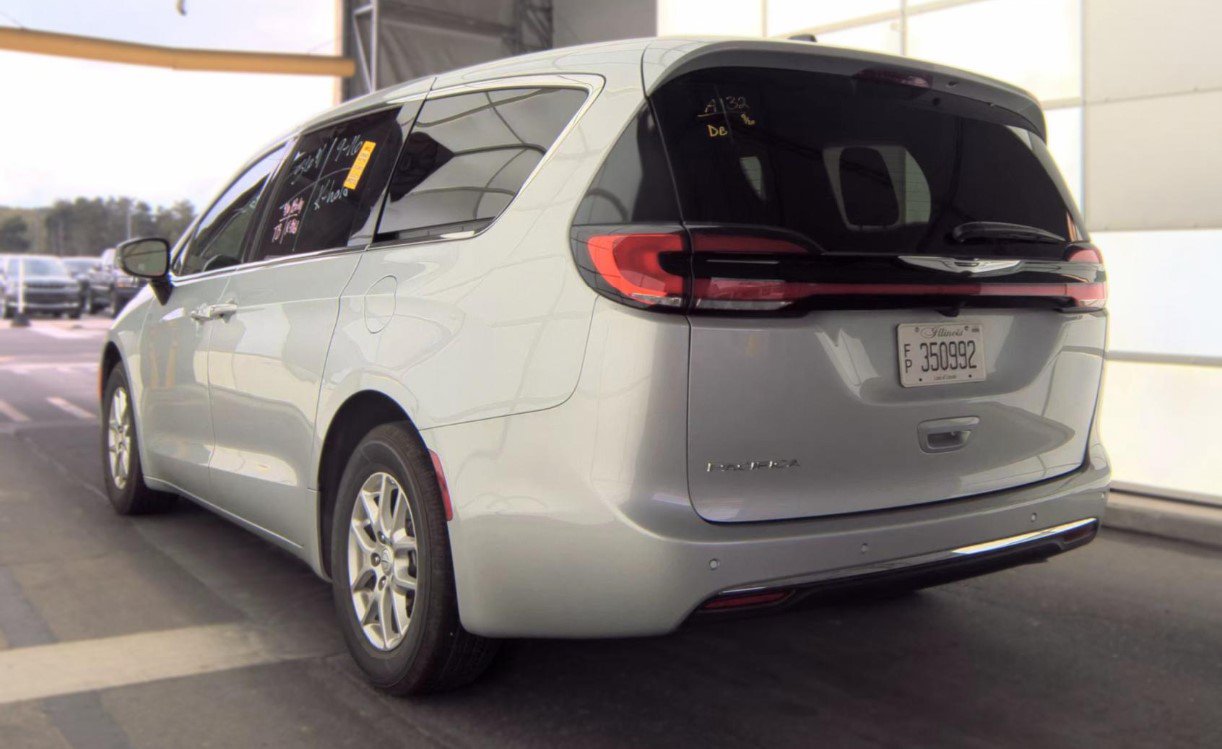 Used 2026 Chrysler Pacifica Select FWD image 6