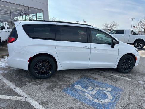 New 2026 Chrysler Pacifica Select image 36