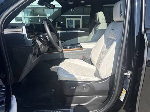 Certified 2025 Cadillac Escalade Sport Platinum AWD/4WD image 9