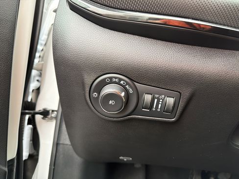 Used 2023 Jeep Compass Latitude w/ Sun and Sound Group AWD/4WD image 16
