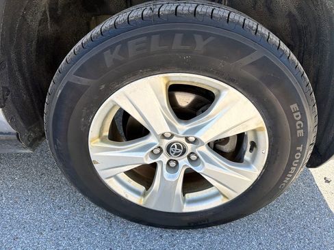 Used 2021 Toyota RAV4 XLE w/ Convenience Package AWD/4WD image 19