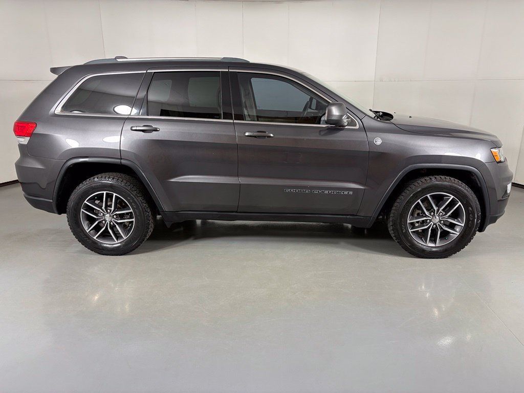Used 2018 Jeep Grand Cherokee Laredo AWD/4WD image 9