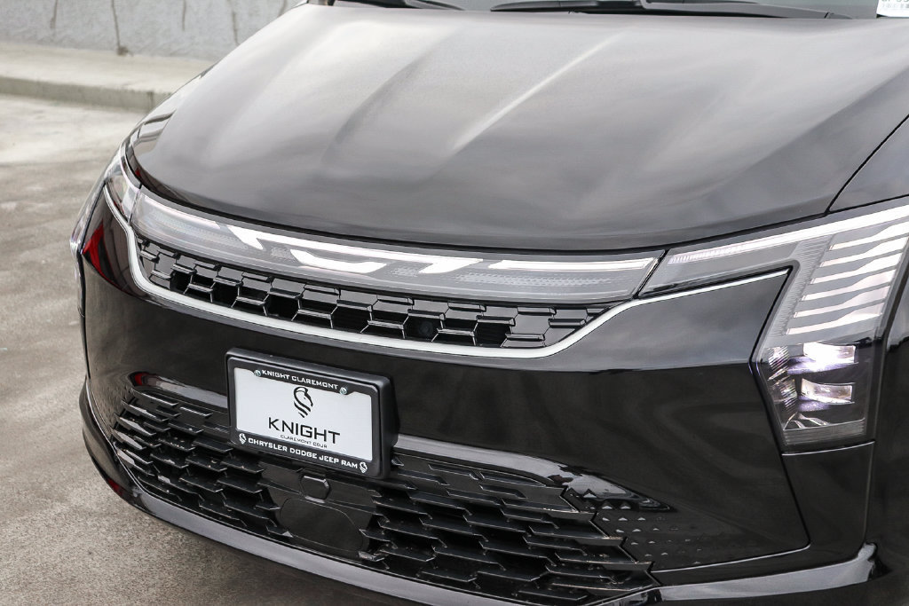 New 2027 Chrysler Pacifica Select FWD image 6