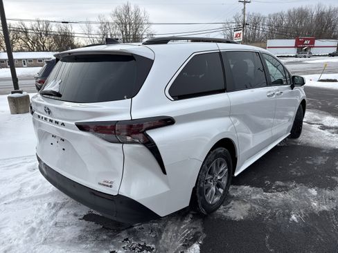 Used 2023 Toyota Sienna XLE image 9