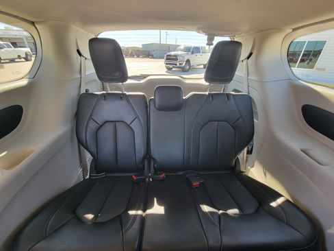 Used 2024 Chrysler Pacifica Touring-L image 13