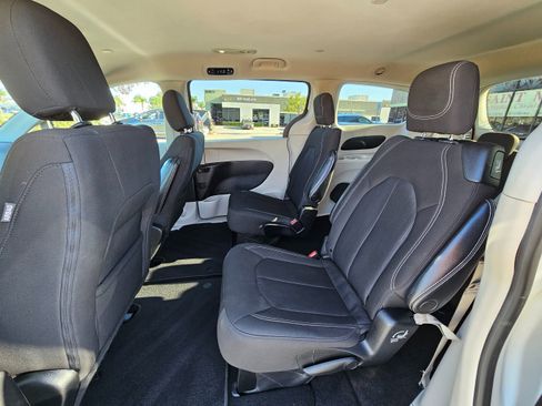 Used 2022 Chrysler Voyager LX image 17