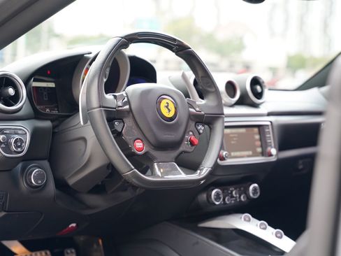 Used 2016 Ferrari California T RWD image 16