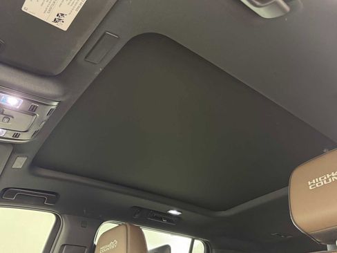 Used 2025 Chevrolet Suburban High Country AWD/4WD image 35
