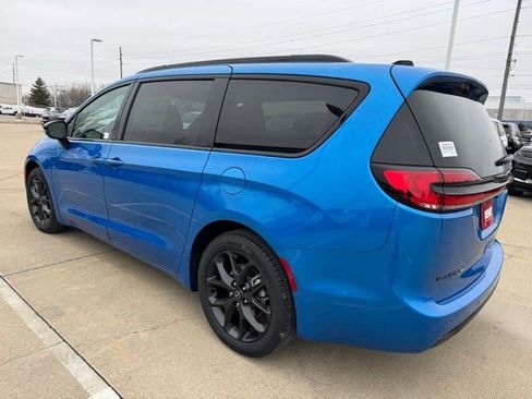 New 2026 Chrysler Pacifica Select FWD image 5