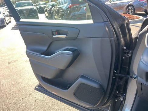 Used 2024 Toyota Highlander XLE image 30