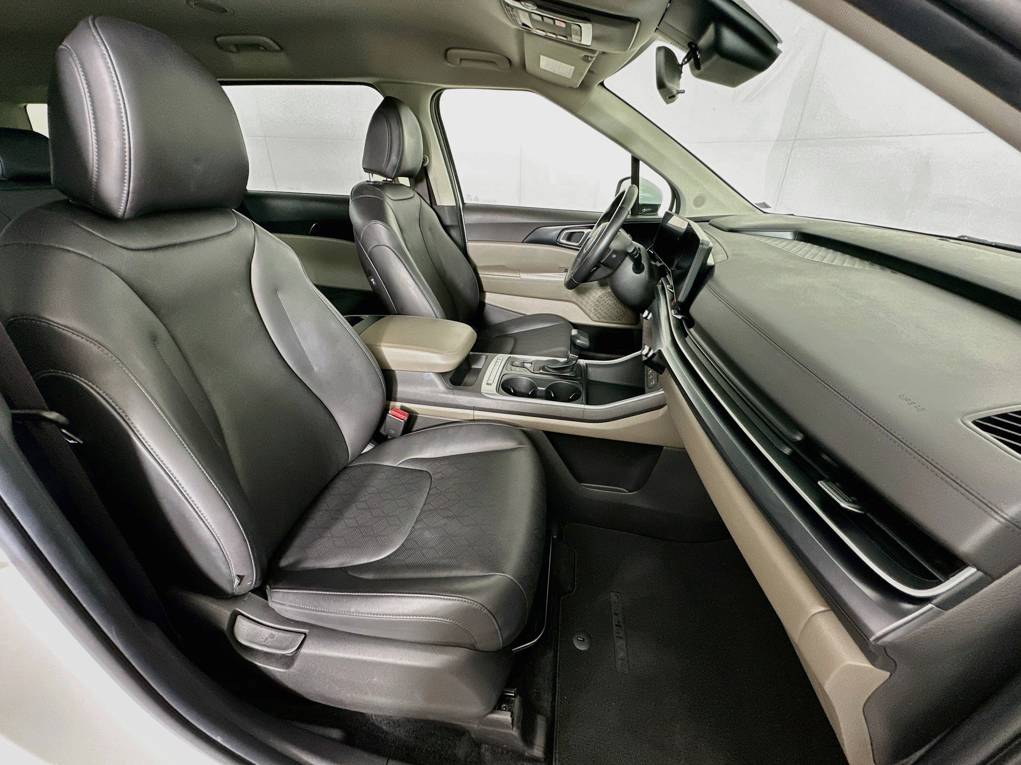 Used 2025 Kia Carnival FWD image 32