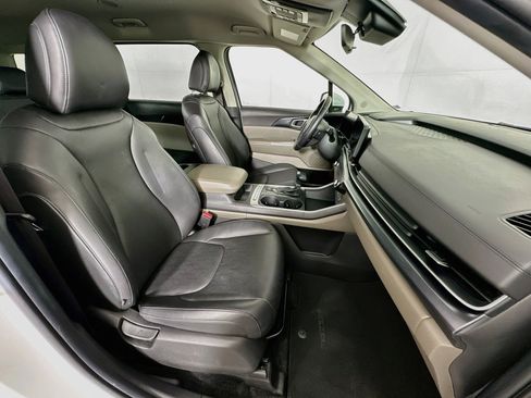 Used 2025 Kia Carnival FWD image 32