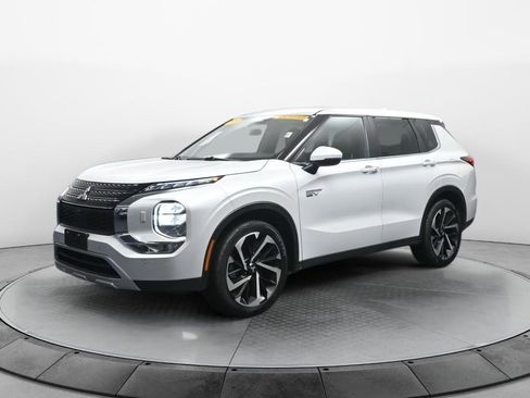 Used 2024 Mitsubishi Outlander SE image 1