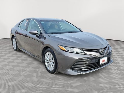 Used 2018 Toyota Camry LE image 3