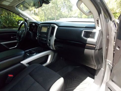 Used 2017 Nissan Titan SV RWD image 10
