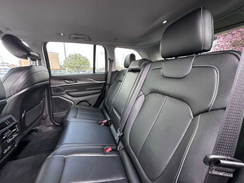 Used 2023 Jeep Grand Cherokee Limited w/ Black Appearance Package AWD/4WD image 19