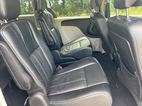 Used 2014 Chrysler Town & Country Touring FWD image 20