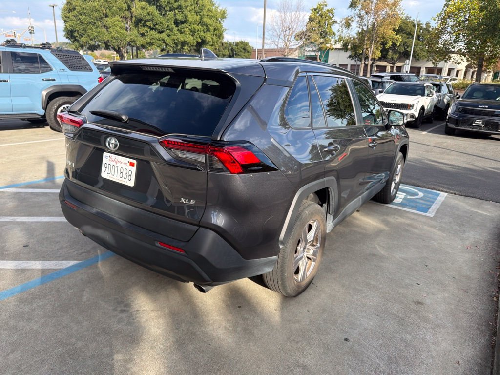 Used 2022 Toyota RAV4 XLE w/ Convenience Package FWD image 2