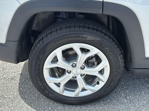 Used 2024 Jeep Compass Latitude image 12