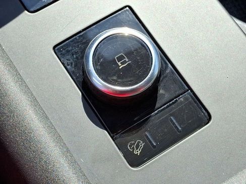 Used 2024 Land Rover Discovery S image 29