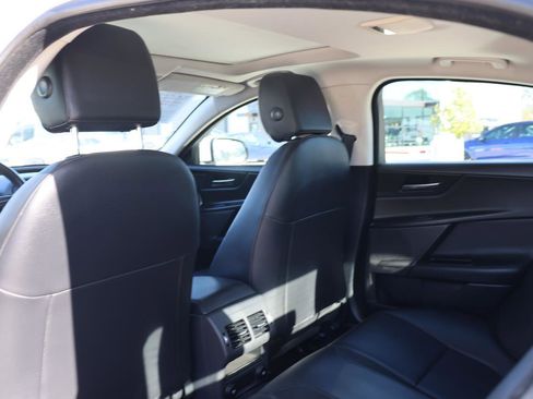 Used 2019 Jaguar XE Premium image 21