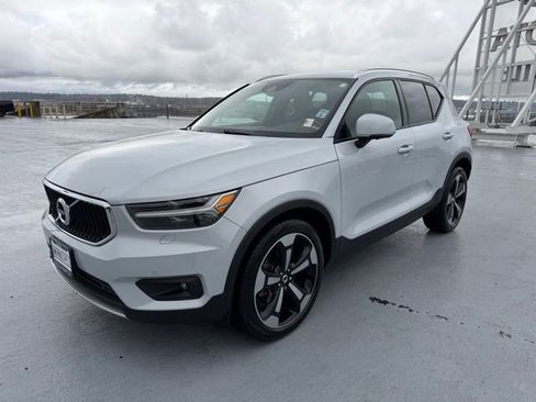 Used 2020 Volvo XC40 T5 Momentum image 3