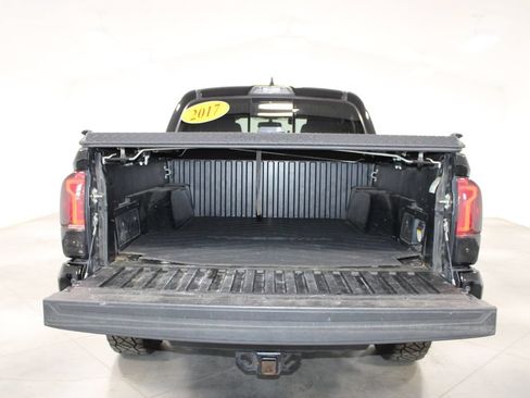 Used 2017 Toyota Tacoma TRD Off-Road w/ Premium & Technology Package AWD/4WD image 30