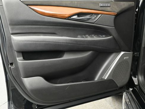 Used 2019 Cadillac Escalade Luxury image 9