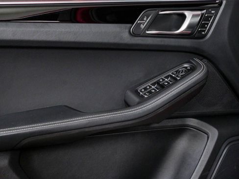 Certified 2022 Porsche Macan S AWD/4WD image 6