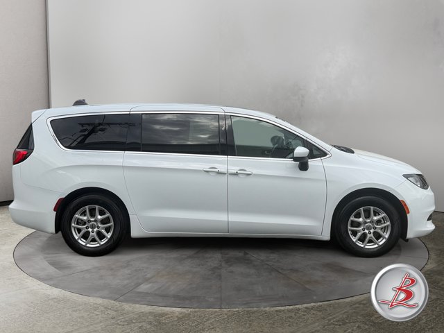 Used 2022 Chrysler Voyager LX FWD image 8