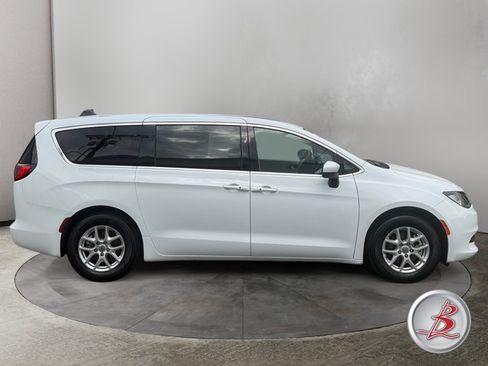 Used 2022 Chrysler Voyager LX FWD image 8