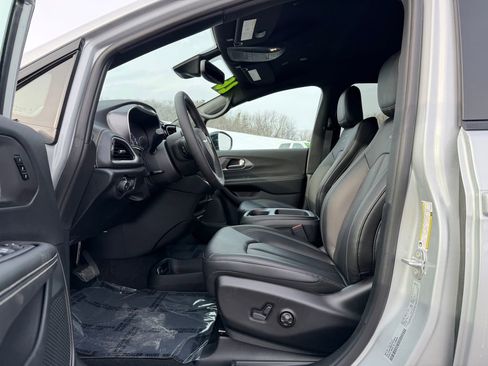 New 2026 Chrysler Pacifica Select w/ S Appearance Package image 17