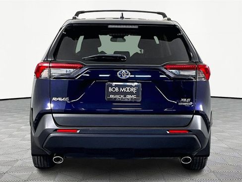 Used 2021 Toyota RAV4 XLE Premium image 5