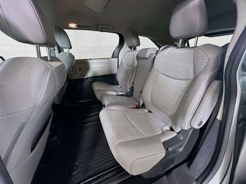 Used 2022 Toyota Sienna LE FWD image 27