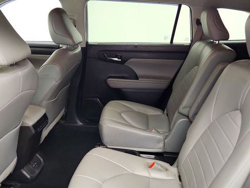 Used 2022 Toyota Highlander XLE AWD/4WD image 20