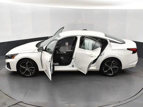 Used 2024 Nissan Altima 2.5 SR FWD image 7
