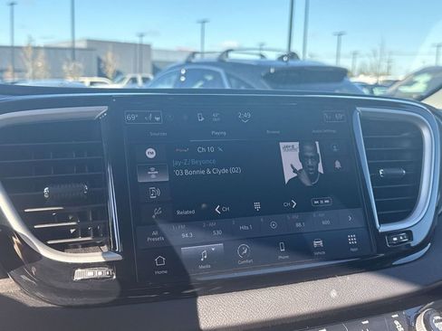 Used 2024 Chrysler Pacifica Touring-L image 16