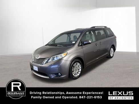 Used 2013 Toyota Sienna XLE image 2