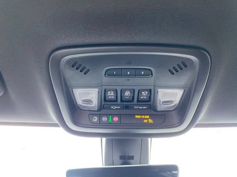 Used 2023 Chevrolet Traverse Premier AWD/4WD image 18