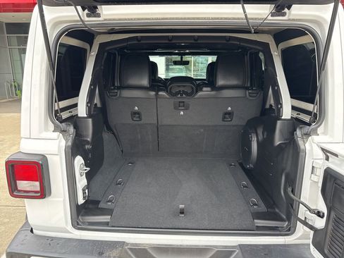 Used 2022 Jeep Wrangler Unlimited Sahara image 9