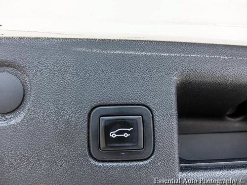 Used 2018 Chevrolet Equinox LT FWD image 23