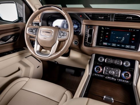 Used 2024 GMC Yukon Denali w/ Advanced Technology Package AWD/4WD image 7