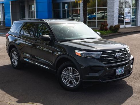 Used 2022 Ford Explorer XLT w/ Class IV Trailer Tow Package AWD/4WD image 2