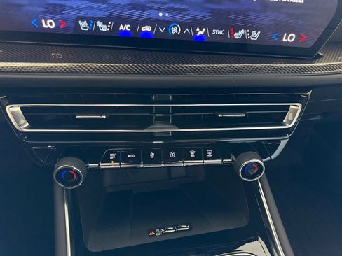 Used 2025 Chevrolet Traverse High Country FWD image 25