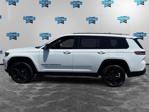 Used 2023 Jeep Grand Cherokee L Laredo AWD/4WD image 3