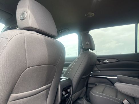 Used 2025 Chevrolet Traverse LT image 32
