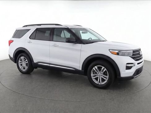Used 2020 Ford Explorer XLT w/ Equipment Group 202A RWD image 2